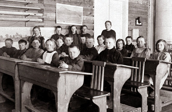 Millaista suomalainen koulutus oli ennen kansakouluja ja niiden aikana?